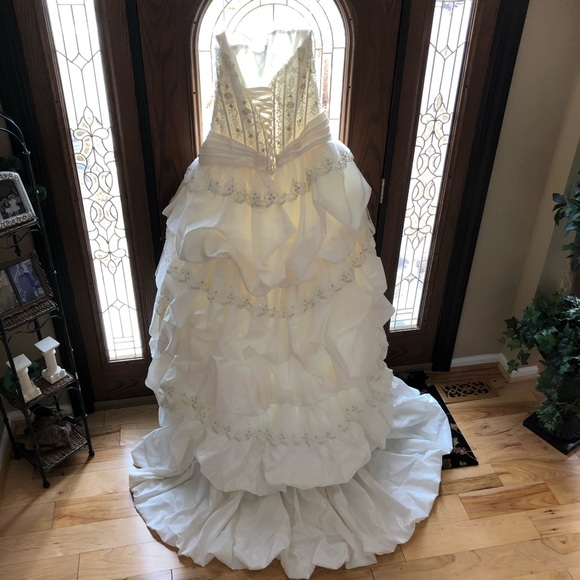 Wedding dress - Picture 7 of 16